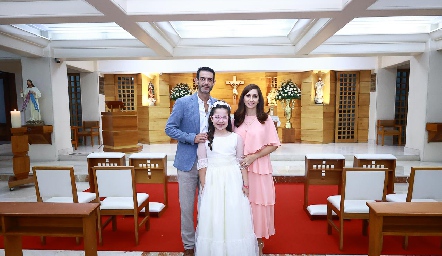  Regina Delgado y sus padrinos René Hernández y Genoveva Flores.