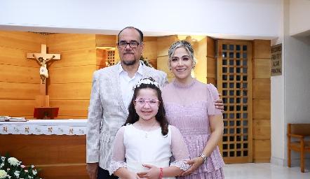  Regina Delgado junto a sus papas Jaime Delgado y Rebeca Rodarte.