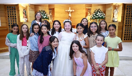  Regina Delgado junto a sus amigas.