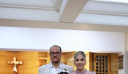  Regina Delgado junto a sus papas Jaime Delgado y Rebeca Rodarte.
