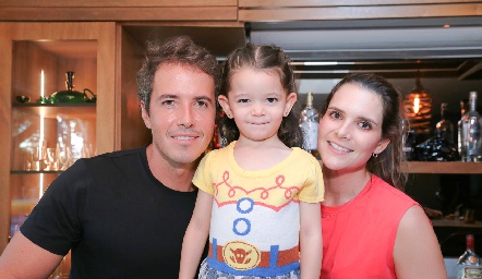  Javier Meade y Jessica Martín Alba con su hija Alessa.