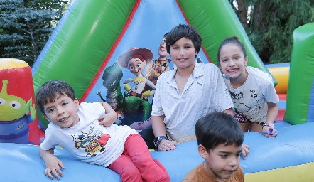  Pablo, Oliver Meade, Verónica Meade y Elías.