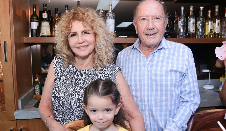  Velia Hervert y Javier Meade con su nieta Alessa.