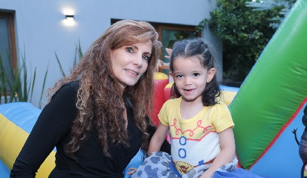  Fabiola Tirado con su nieta Alessa Meade.