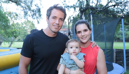  Javier Meade y Jessica Martín Alba con su hija Alessa.