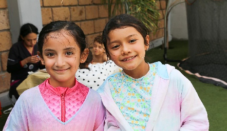  Mariana y Regina Gómez.
