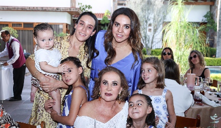  Mari Carmen López con Jimena, Ximena, María Pía, María Fernanda, María Inés y Macarena.
