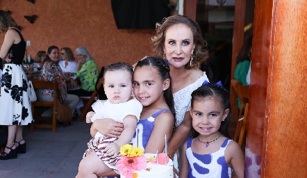  Mari Carmen y sus nietas Jimena de la Rosa, Macarena y María Pía Almazán.