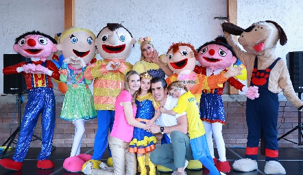  Miriam Huber y Alejandro Valladares con sus hijos Raquel y Alex.
