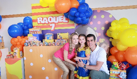  Miriam Huber y Alejandro Valladares con su hija Raquel.