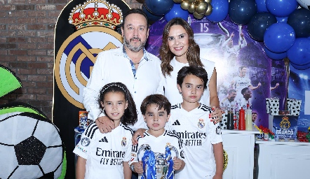  Juan Carlos Conde y Alejandra Díaz de León con sus hijos Ale, Franco y Juanqui.
