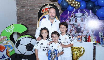  Juan Carlos Conde con sus hijos Ale, Franco y Juanqui.