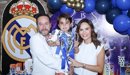  Juan Carlos Conde y Ale Diaz de León con su hijo Franco.