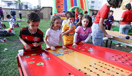  Divirtiéndose en los juegos.