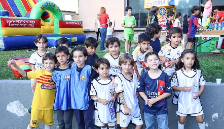  Listos para el torneo de futbol.