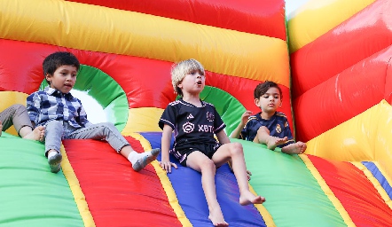  Divirtiéndose en el inflable.