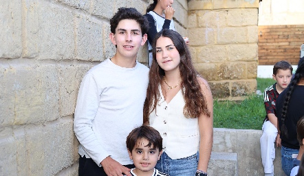  Diego Payán y Vanessa Elizondo con Franco.