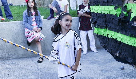 Partiendo la Piñata.