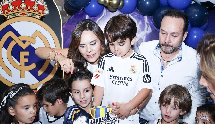  Franco con su familia partiendo el pastel.