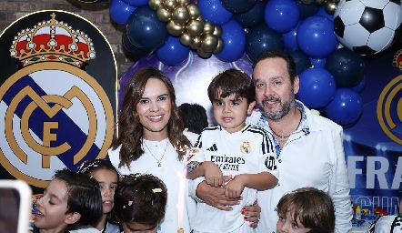  Juan Carlos Conde y Ale Diaz de León con Franco Conde.