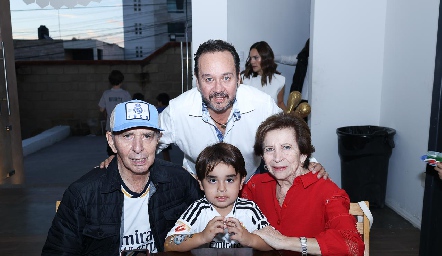  Franco con su papá Juan Carlos Conde y sus abuelitos Jesús Conde y Cube Conde.