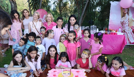  Paulina y sus amigos en el pastel.
