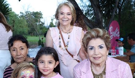  Alicia Pérez de Tanus, Patricia García y Paulina con su amiga Sofía.