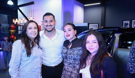  Laura del Castillo, David Pirela, Carla Ontiveros y Alexia.