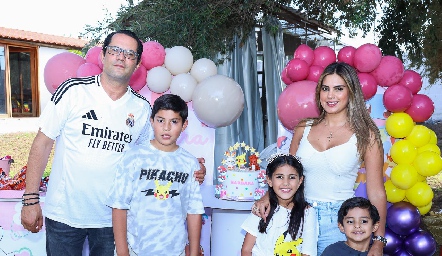  Fernando Rojo y Bárbara Berrones con sus hijos Fernando, Bárbara y Juan Pablo.