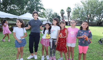  Bárbara con sus amigas.