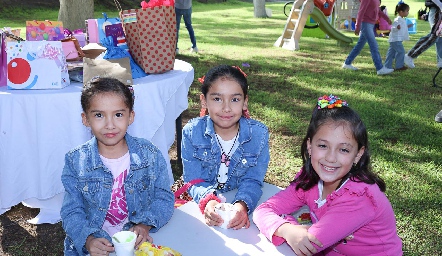  Daniela, Adriana y Regina.