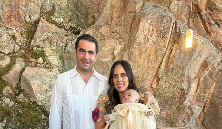  Alejandro Mejía y Lucía Escalante con su hija Lucía.