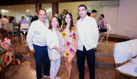  Arturo Escalante, Teresa Rodríguez de Escalante, Lucía Escalante y Alejandro Mejía.