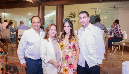  Arturo Escalante, Teresa Rodríguez de Escalante, Lucía Escalante y Alejandro Mejía.