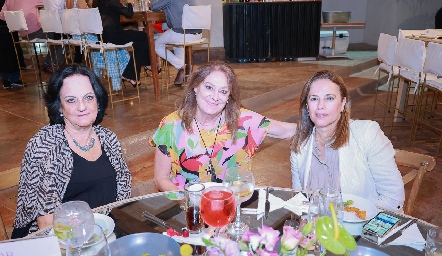  Melisa Gómez, Begoña Ruiz y Teresa Rodríguez de Escalante.