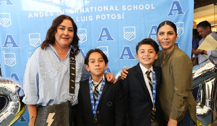  Deyanira Cázares, Alonso García, Tadeo Martínez y Marina Quintad.