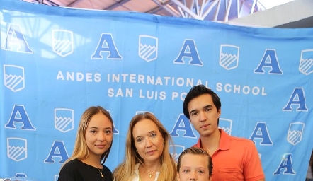  Silvana Martínez, Nelly Ramírez, José Carlos y Sebastián Martínez.