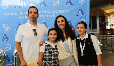  Armando Gutiérrez, Carlota Gutiérrez, Regina Ibáñez y Roberta Gutiérrez.