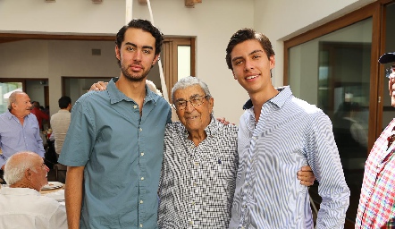  Gilberto Galván con sus nietos.