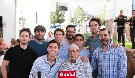  Giva Galván con sus nietos.