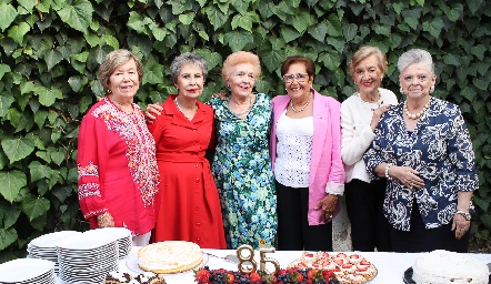  Carmen Pous con sus amigas.