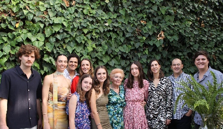  Carmen Pous con sus nietos Andrés, Mercedes, Pepe, María, Andrea, Camila, Ana, 
Paulina, Rafa y Diego.
