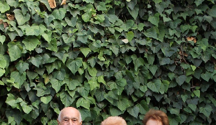   Carmen Pous con Víctor y Eva Mahbub.