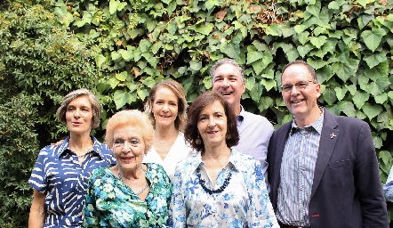  Carmen Pous con sus hijos Cecilia, Bea, Maricarmen, Andrés y Carlos Bárcena.