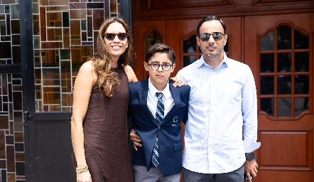  Ana Luisa Díaz de León y Alejandro Stevens con su hijo Conrado.