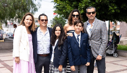 María José Abaroa y Checo Quibrera con Maite, Marisol de la Maza y Carlos de los Santos con Pablo.