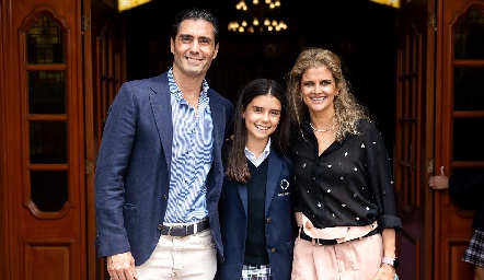  Rafael Lebrija y Lu López con su hija Carlota.