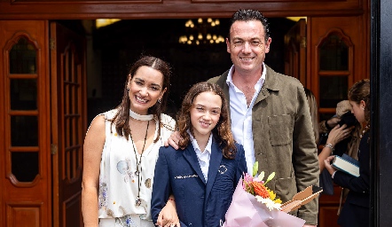 Paloma González y Ulises Artolózaga con su hija Lucciana.