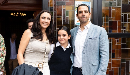  Regina Ibáñez y Armando Gutiérrez con su hija Roberta.