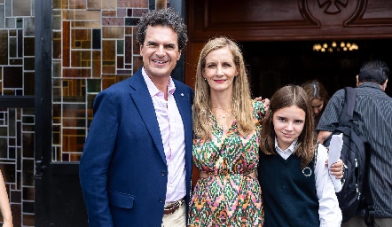  Eduardo Gómez e Isa Marti con su hija Lorenza.